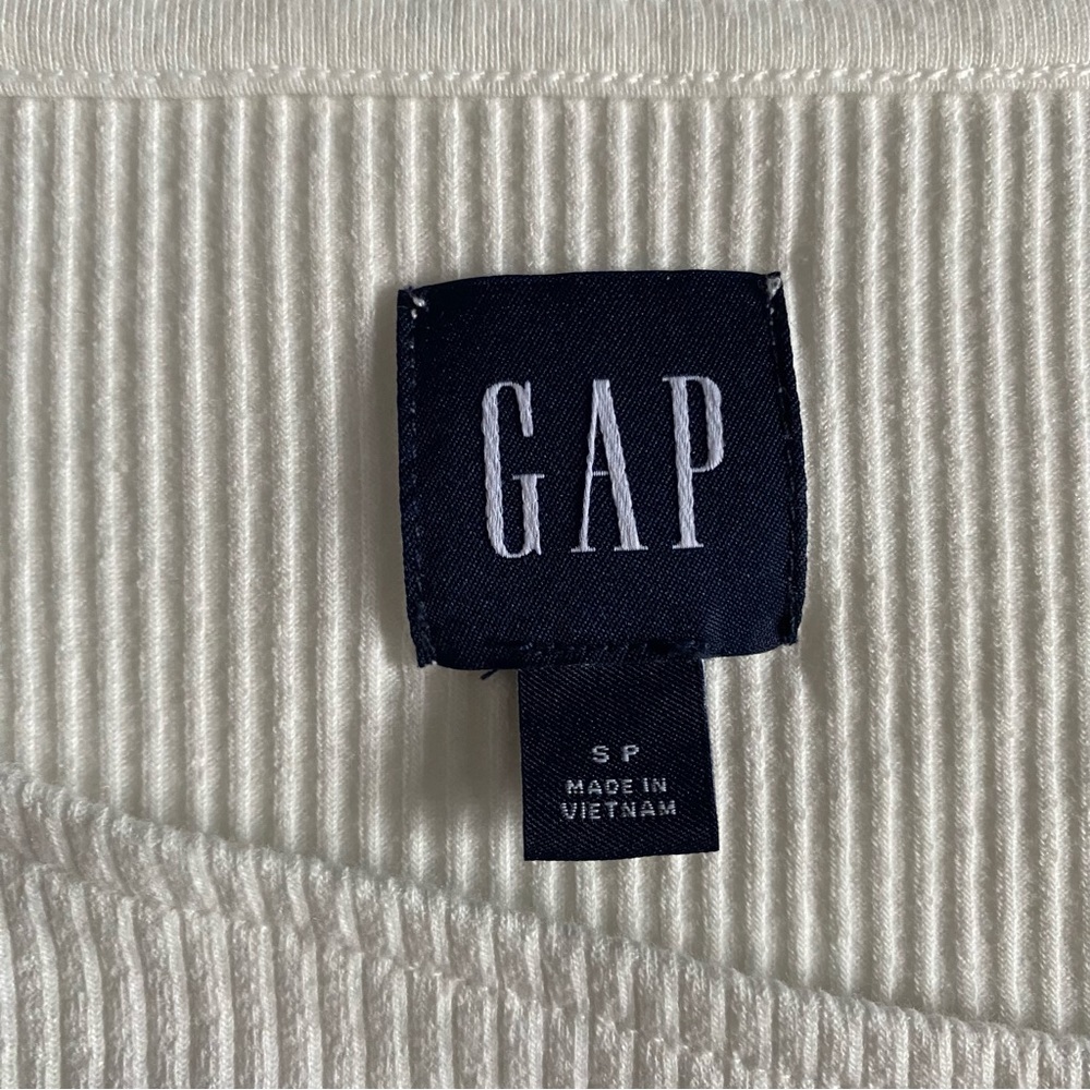 GAP Ribbed Crossover Cutout Top - Picture 4 of 7
